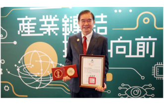 Xiao Wenlong of Fuwei Group was awarded the Excellent Director and Supervisor of Industrial and Mining Groups for his dedication and dedication